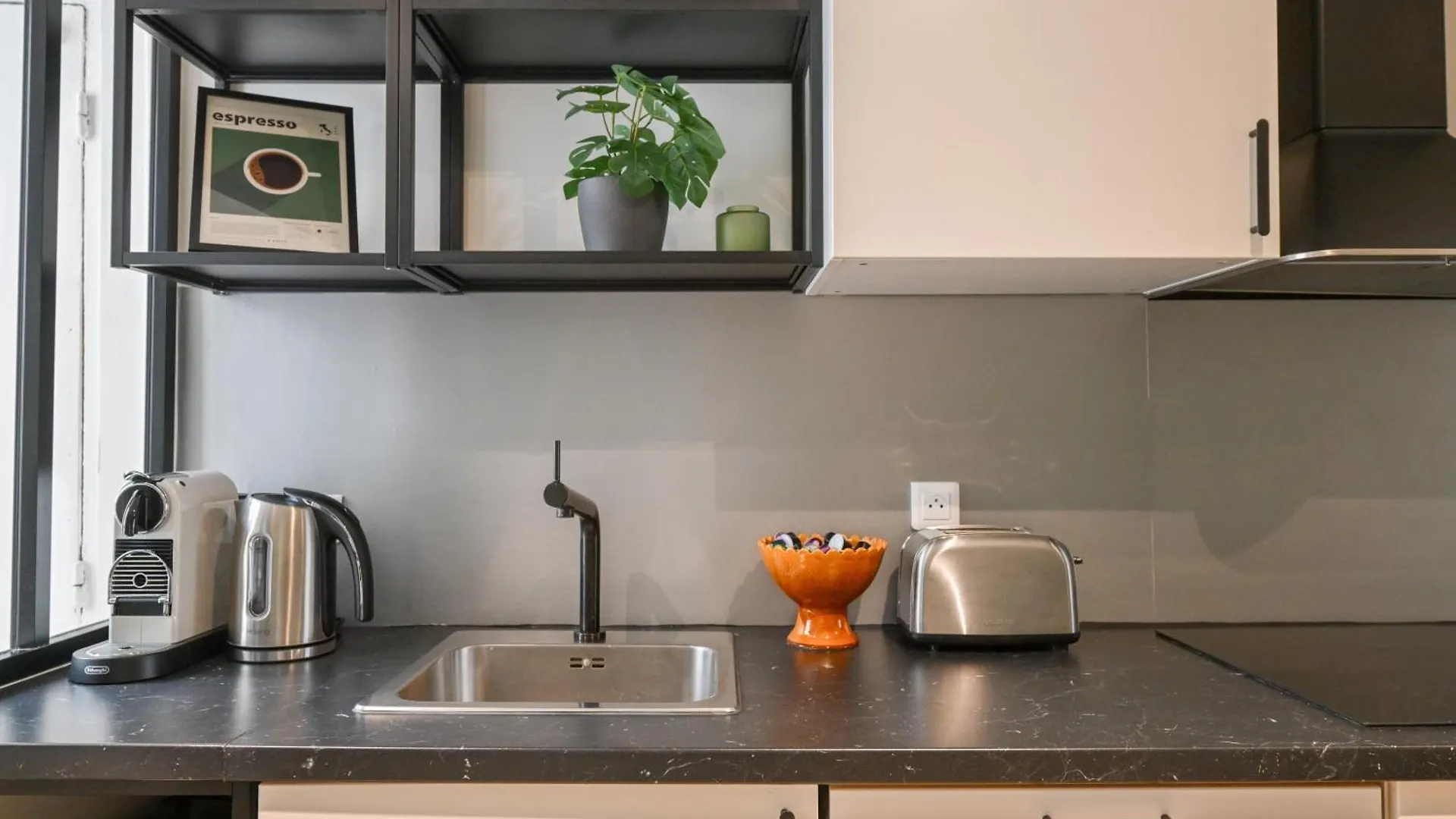 Charming 1-Bed Newly Renovated Close To The Centre And Montmartre Παρίσι 0*,